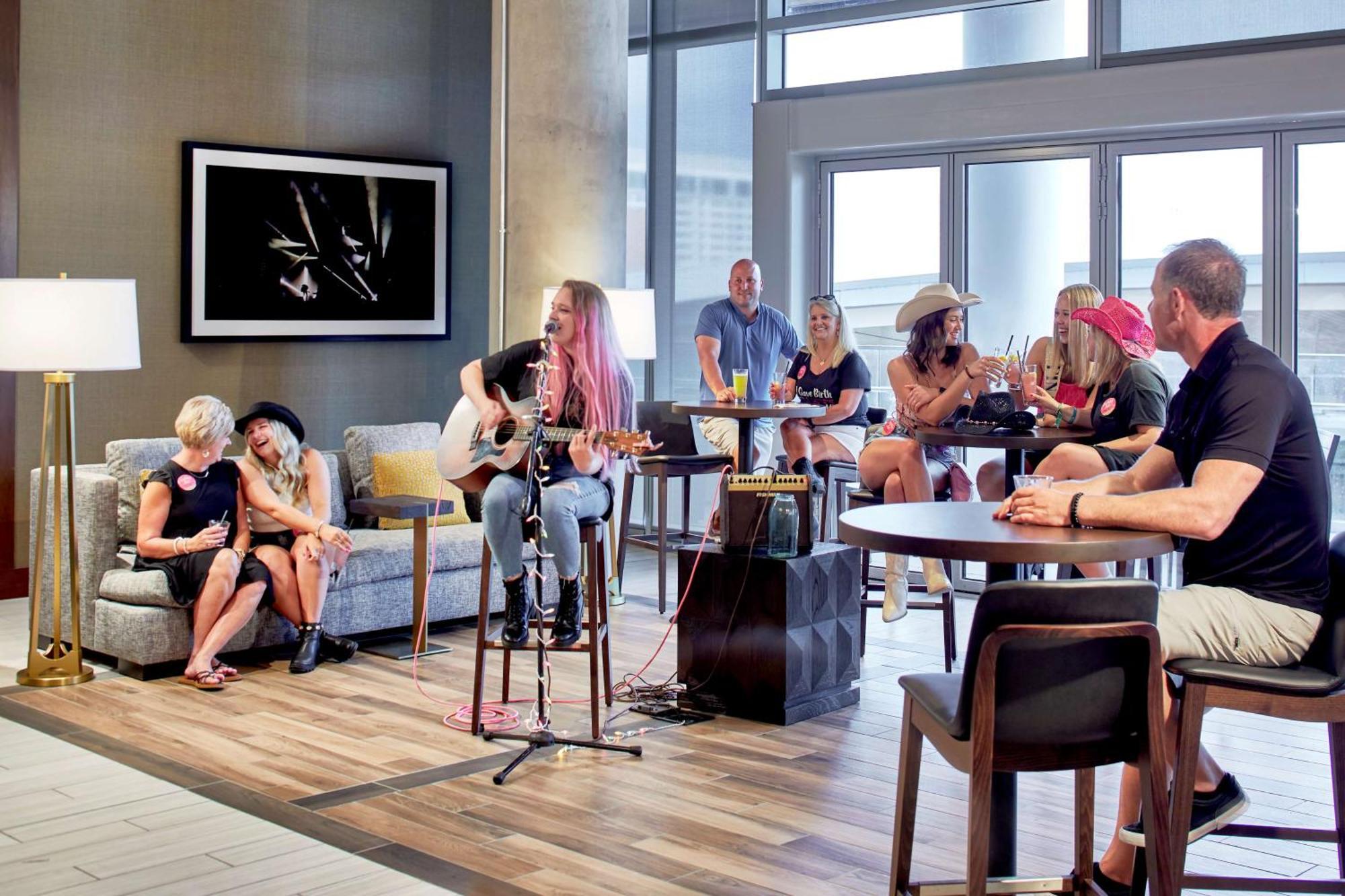 Embassy Suites By Hilton Nashville Downtown Bagian luar foto